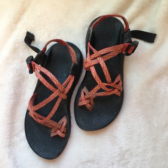 Chaco Shoes - Chacos with criss cross and toe